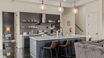 Réfrigérateur, four à micro-ondes, un four, surface de cuisson