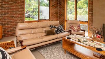 TV connectée, cheminée, table de tennis de table