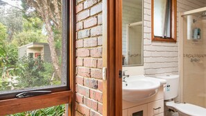 Bathtub, hair dryer, towels - Peaceful Family Favourite in Somers (Somers)