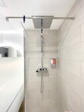 Shower, hair dryer, towels, soap - Cozy flat, well decorated and fully equipped (Portet-sur-Garonne)