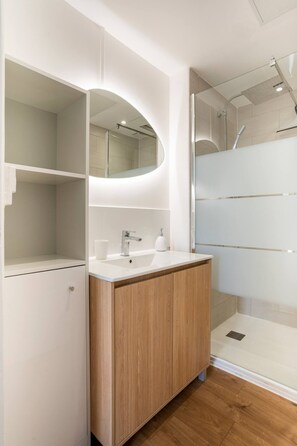 Douche, sĂšche-cheveux, serviettes fournies, savon