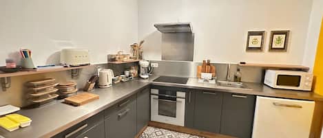 Refrigerador, microondas, horno y parrilla de estufa