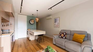 Căn hộ cơ bản, nhiều giường | Khu phòng khách | TV