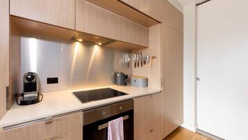 Basic Apartment, Multiple Beds | Private kitchen | Fridge, microwave, oven, stovetop