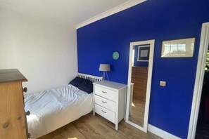 基础公寓, 1 张双人床 | 1 多间卧室、笔记本电脑工作区、床单