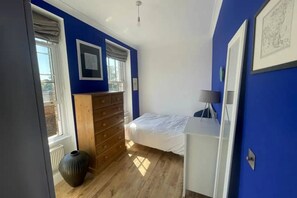 1 habitación, espacio para trabajar con laptop y ropa de cama 
