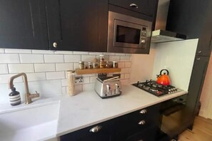 基础公寓, 1 张双人床 | 私人厨房 | 冰箱、微波炉、烤箱、炉灶