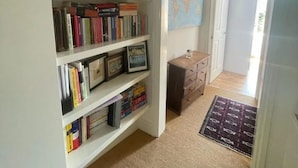 Basic Apartment, 1 Double Bed | Interior - Vibrant & Cosy 1BD Flat - Kennington (London)