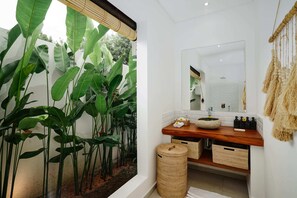 Villa, plusieurs lits | Salle de bain | Douche, sèche-cheveux, serviettes fournies, savon