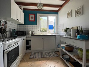 Frigorífico, microondas, horno y lavavajillas