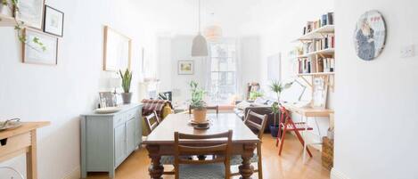 Basic Apartment, 1 King Bed | Dining