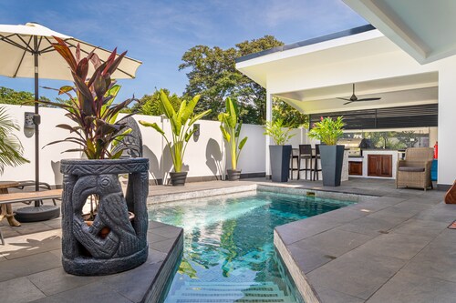 Uvita. Walk to beach. Pool. A/C. Fast internet