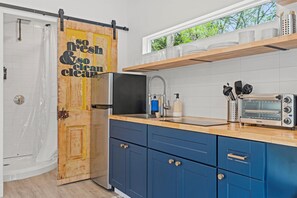 Réfrigérateur, plaque de cuisson, cafetière/bouilloire, grille-pain