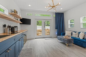 Kühlschrank, Herdplatte, Wasserkocher mit Kaffee-/Teezubehör, Toaster