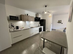 Micro-ondes, four, plaque de cuisson, lave-vaisselle