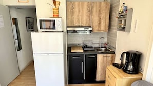 A compact kitchen with a white refrigerator, a microwave, a sink, and a coffee maker. - Cozy Studio for 4 with A/C, Pools & Parking - 400m from Beach, 800m to Town Centre (Argelès-sur-Mer)