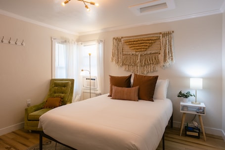 1 bedroom, iron/ironing board, travel cot, free WiFi. Enjoy the tranquility of a scenic riverside neighborhood in Gold Hill. This area is peaceful, offers beautiful views, and is a convenient stopover location.