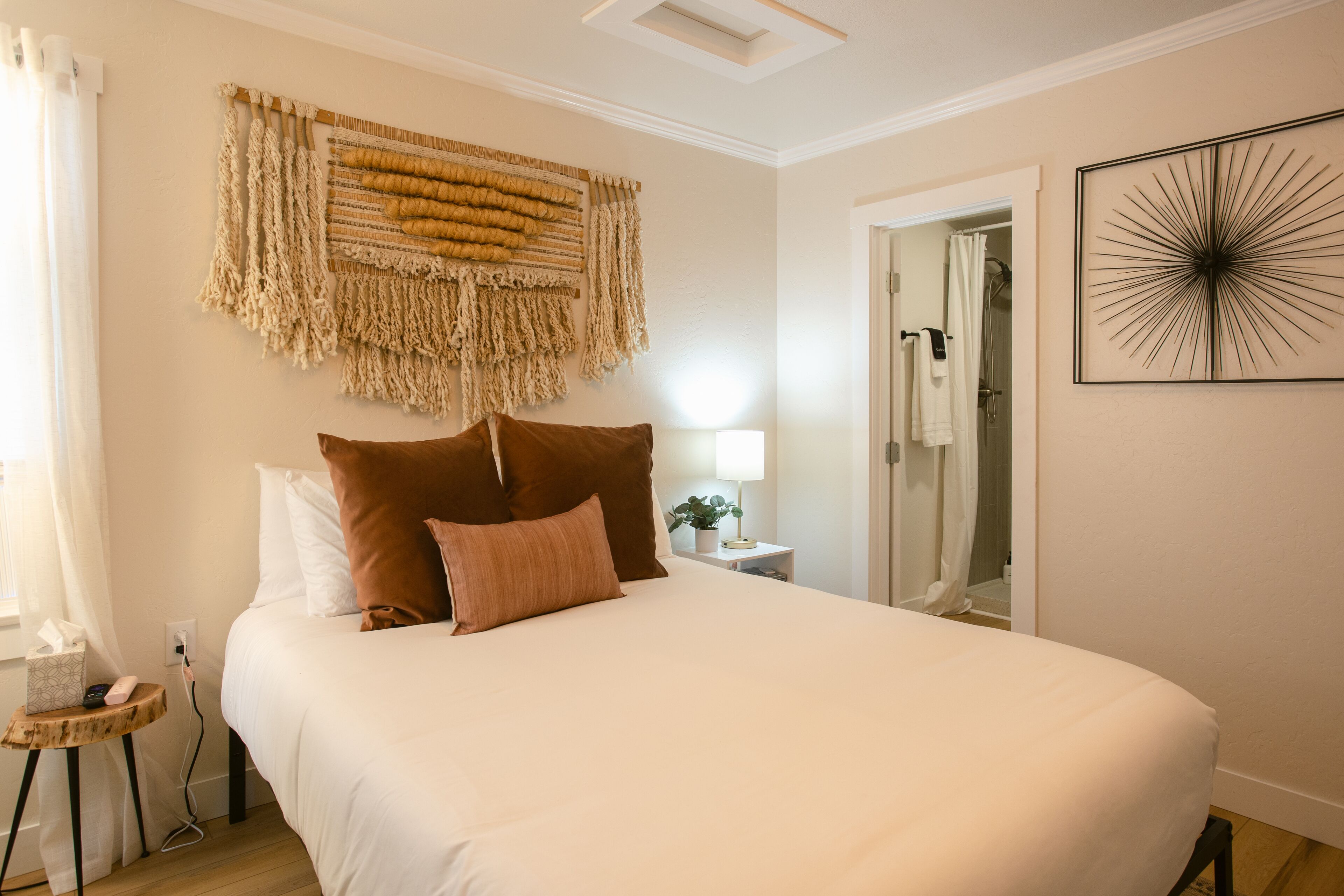 Studio apartment directly on the Rogue River with parking