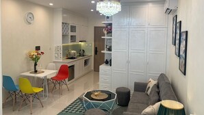 Panoramic Apartment, 1 King Bed, City View - Sky Homestay (Hanoi)
