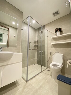 Shower, rainfall showerhead, designer toiletries, hair dryer - Sky Homestay (Hanoi)