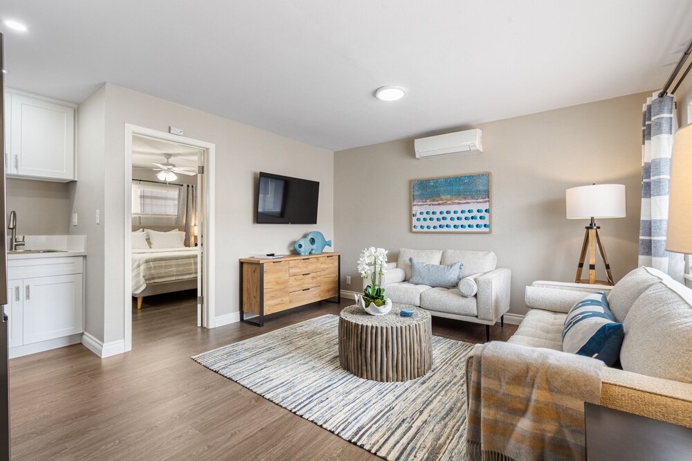 This apartment is a 1 bedroom(s), 1 bathrooms, located in Port Hueneme, CA.