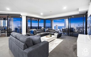 TV - 3 Bedroom Ocean View Unit - Q Stay (Surfers Paradise)