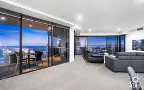 TV - Circle on Cavill - 3 Bedroom Unit with Ocean Views (Surfers Paradise)