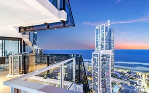 Property grounds - 3 Bedroom Ocean View Apartment in Surfers Paradise (Surfers Paradise)