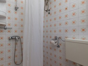 Apartment | Bathroom | Shower, hair dryer - Begovic Guest House - Standard Twin Room (Dubrovnik)