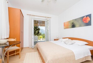 House | 1 bedroom - Apartments and Rooms Jokovic-double Room With Terrace and Partial Sea View (Zupa dubrovacka)
