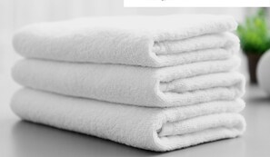 Une pile de serviettes blanches.