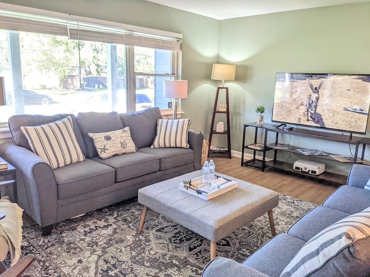 This house is a 3 bedroom(s), 2 bathrooms, located in Jacksonville, FL.