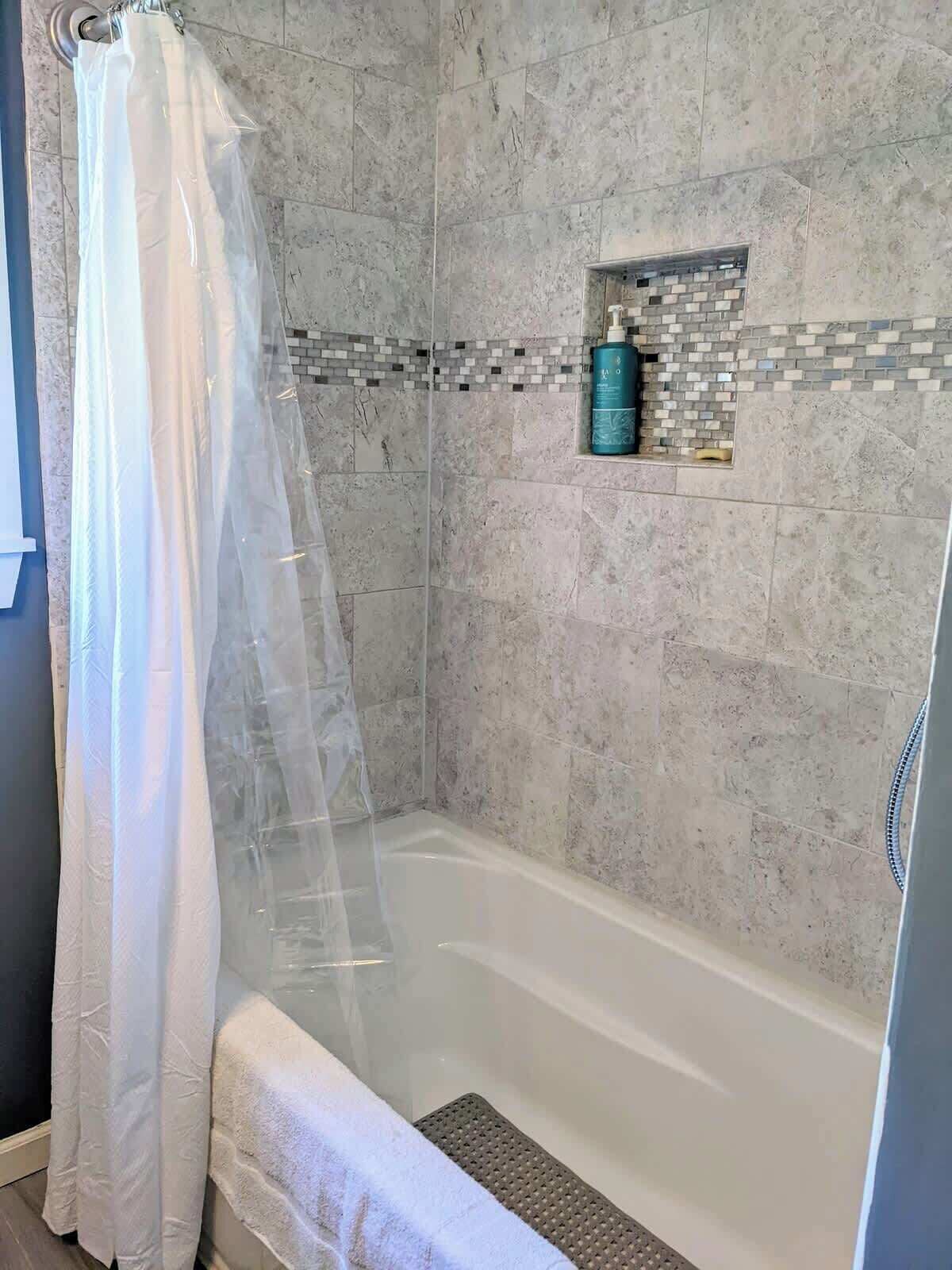 Douche, sèche-cheveux, serviettes fournies, shampoing