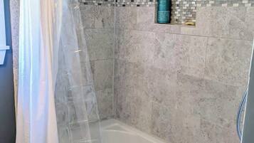 Douche, sèche-cheveux, serviettes fournies, shampoing