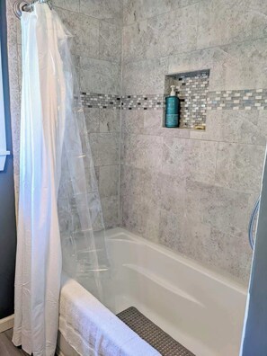 Dusche, Haartrockner, Handtücher, Shampoo