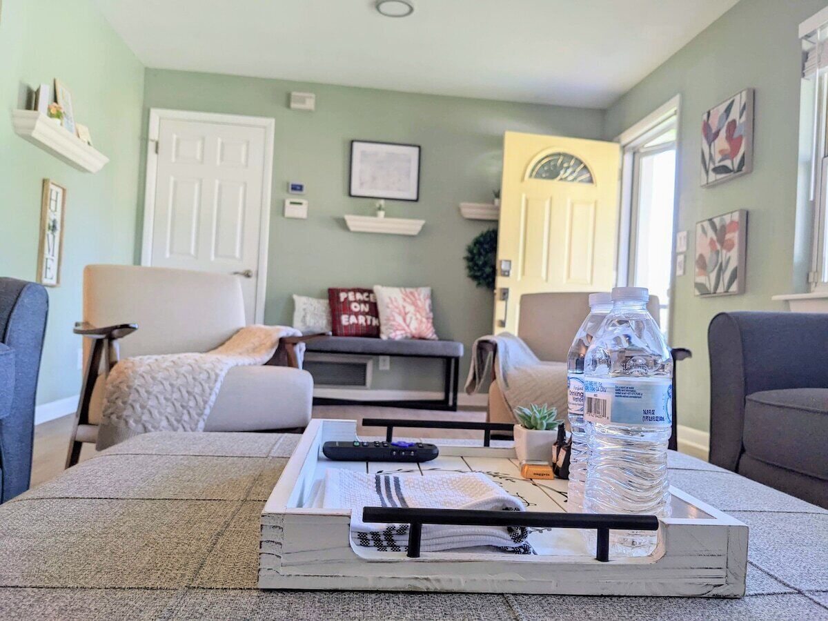 This house is a 3 bedroom(s), 2 bathrooms, located in Jacksonville, FL.