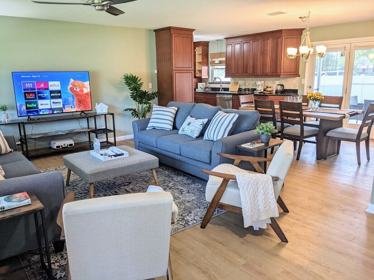 This house is a 3 bedroom(s), 2 bathrooms, located in Jacksonville, FL.