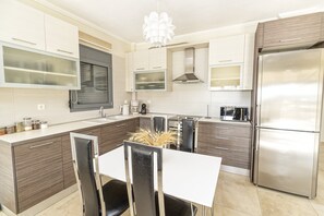 Réfrigérateur, micro-ondes, plaque de cuisson, lave-vaisselle