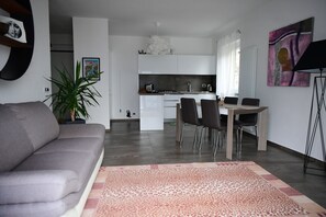 Apartment | Wohnbereich | 35-Zoll-Fernseher mit Digitalempfang