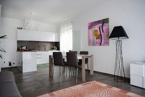 Apartment | Wohnbereich | 35-Zoll-Fernseher mit Digitalempfang