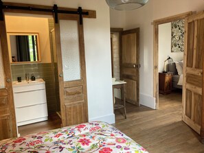 4 bedrooms, iron/ironing board, travel cot, Internet