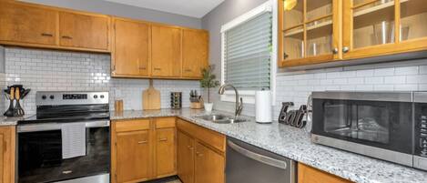 ثلاجة، ميكروويف، فرن، موقد طهي مسطح