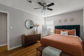 3 室のベッドルーム、デスク、アイロン / アイロン台、WiFi (無料)