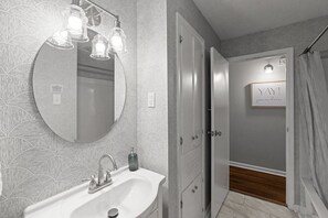 Secadora de cabello, toallas, shampoo, papel de baño 