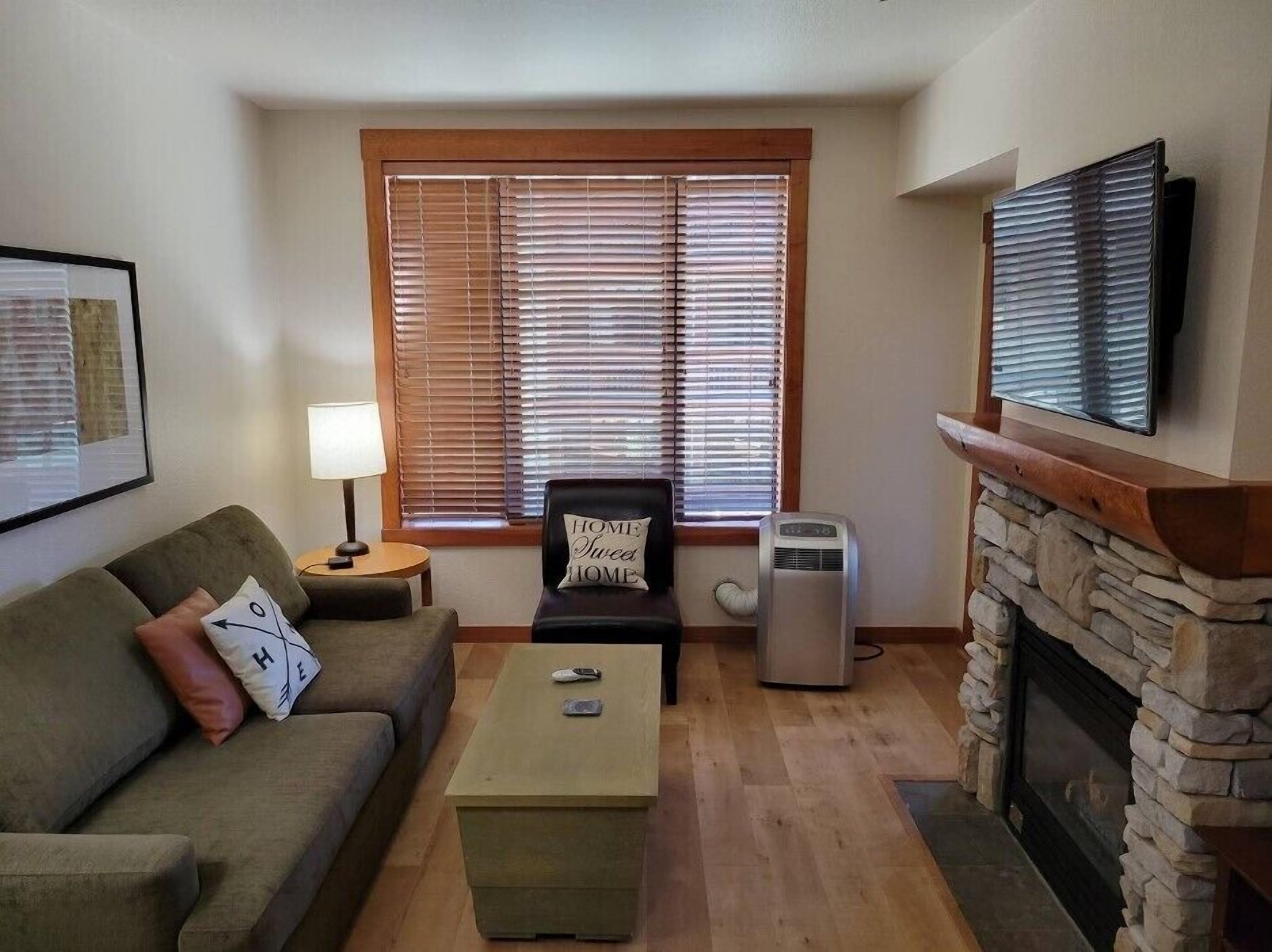 This condominium is a 1 bedroom(s), 1 bathrooms, located in Mammoth Lakes, CA.