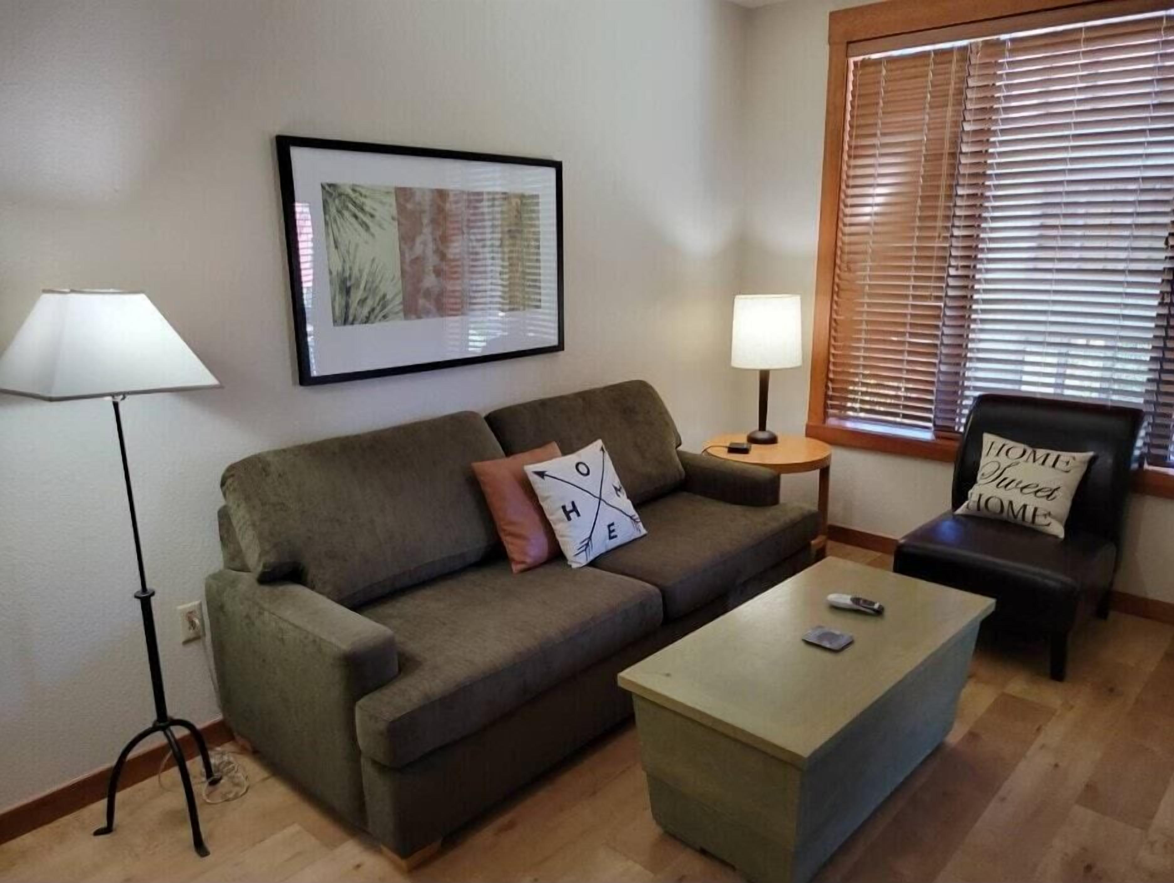 This condominium is a 1 bedroom(s), 1 bathrooms, located in Mammoth Lakes, CA.