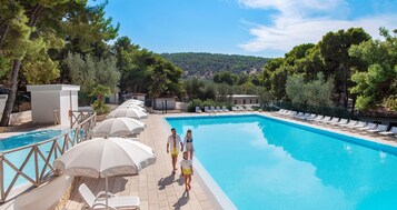 Una piscina al aire libre de temporada