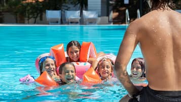 Una piscina al aire libre de temporada