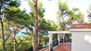 A covered outdoor area with a tiled floor, surrounded by trees. - Gattarella Family Resort - Self-catering accommodations in the pinewood  (Vieste)