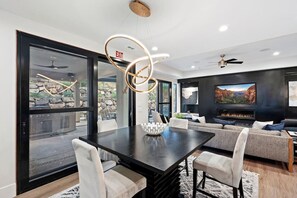 Interior - Designer Golf Retreat~ Pool Rooftop Hot Tub (Hurricane)